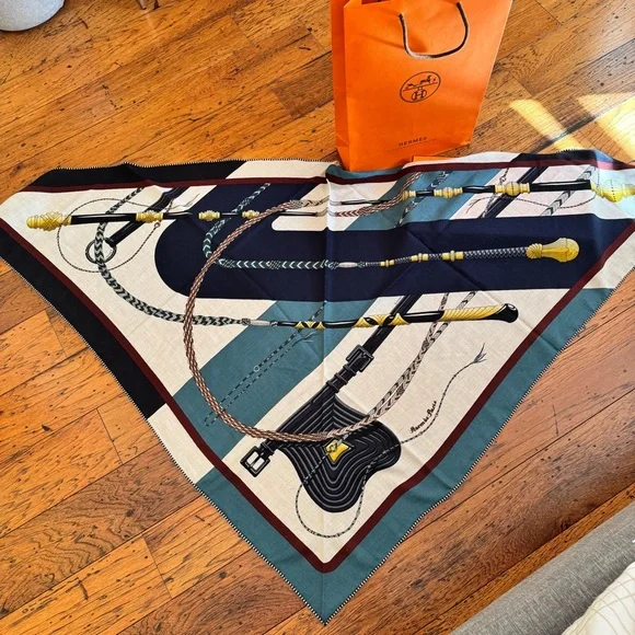 Hermes Cashmere Blend Giant Triangle - Picture 2 of 7